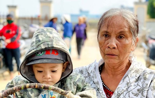 ‘Nhà mệ ở ngã ba sông, lũ về trôi hết cả, chỉ còn lại cái giường thôi’